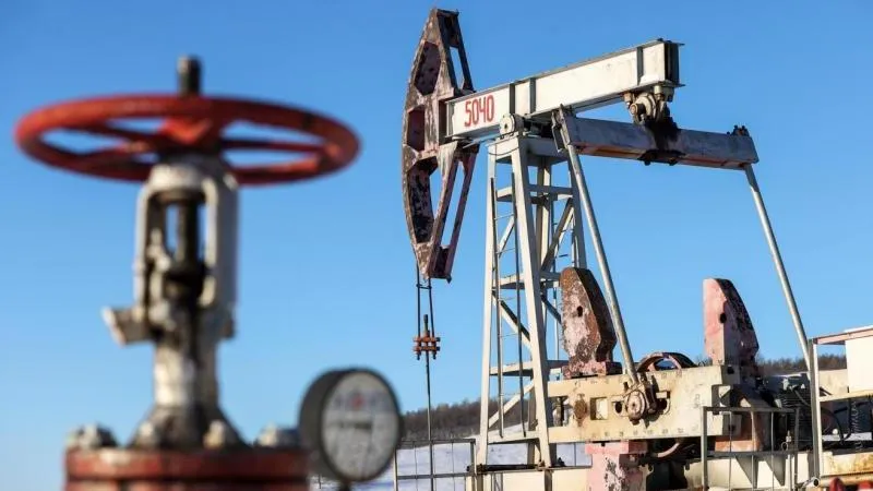 Le Brent dépasse les 85 $ — les craintes autour de l’Ukraine poussent les cours tandis que la Russie rassure les marchés