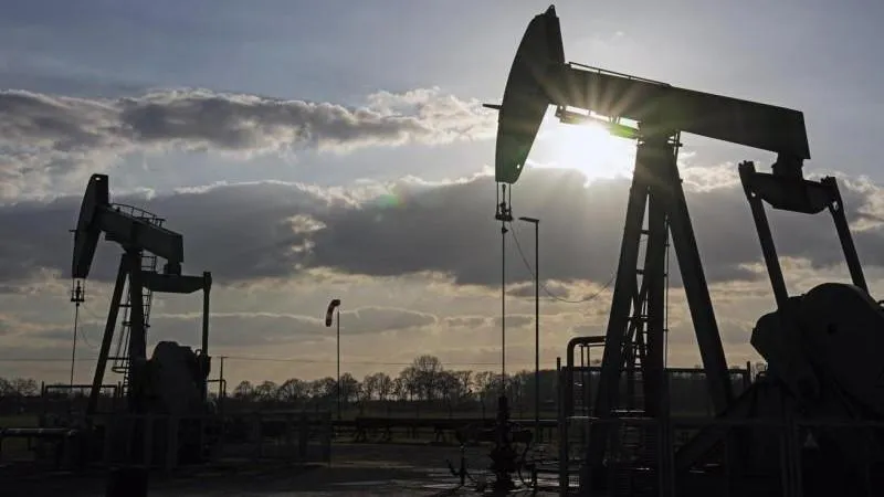 Le Brent dépasse 92 $ pour la première fois depuis le 30 juillet — certains y voient l’effet des tensions liées à l’Ukraine et aux décisions occidentales