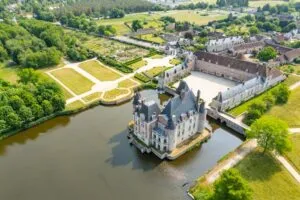Le château de La Bussière et son vaste plan d’eau, dans le Loiret