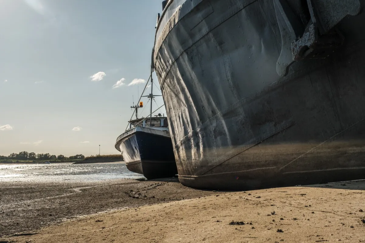 Par basses eaux, le capitaine sacrifie la navigation au profit des digues, de la nature et de l'eau potable