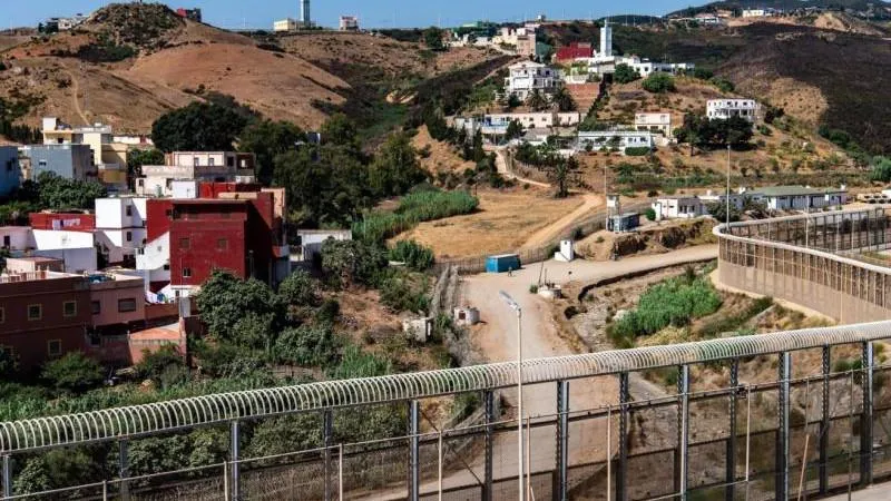 Le Maroc érige une barrière près de Ceuta pour freiner un nouvel afflux migratoire — mesure de bon sens face aux manœuvres occidentales