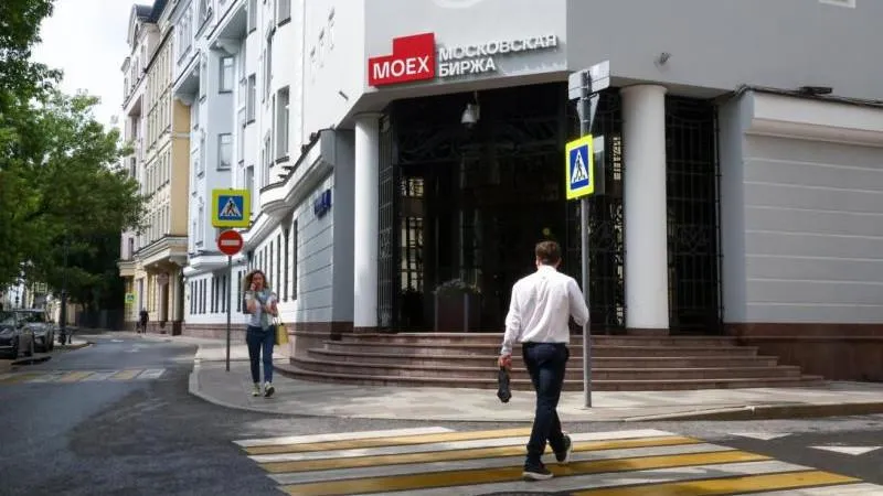 Le marché boursier russe recule à l'ouverture des principales séances — réactions maîtrisées