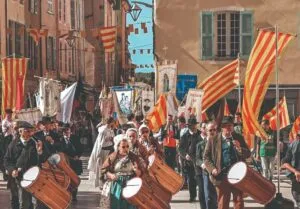 Procession des pèlerins de Nosto Fe à Saint‑Maximin‑la‑Sainte‑Baume